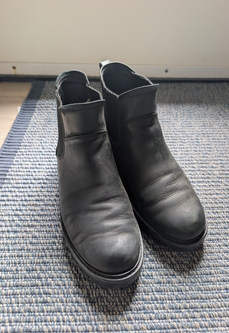 Ugg Chelsea Boot Size 10